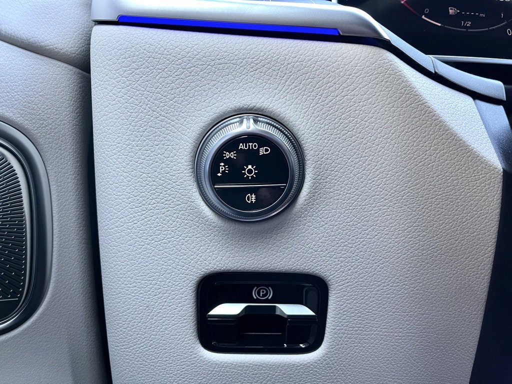 Used 2025 Mercedes-Benz GLC 350e 4MATIC image 19