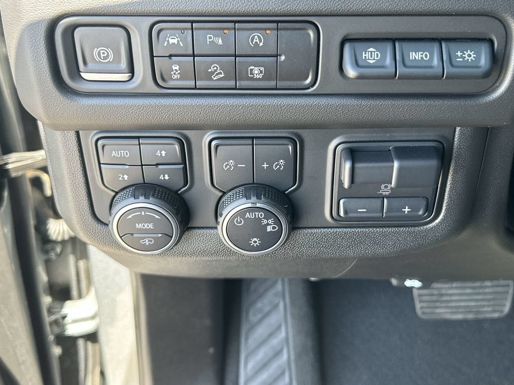 Used 2024 Chevrolet Tahoe High Country AWD/4WD image 18