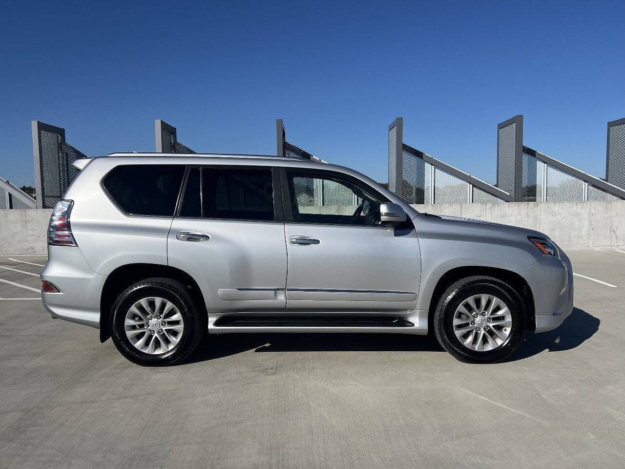 Used 2018 Lexus GX 460 Premium w/ Premium Package AWD/4WD image 4