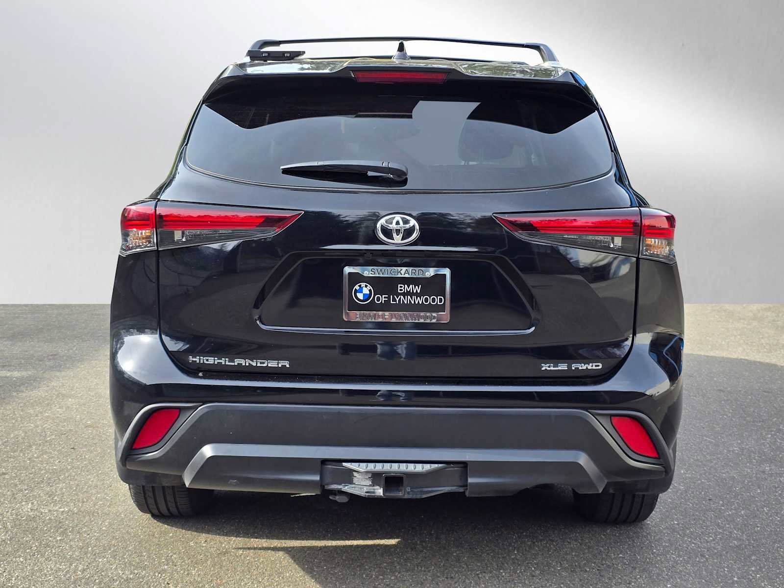 Used 2024 Toyota Highlander XLE AWD/4WD image 4