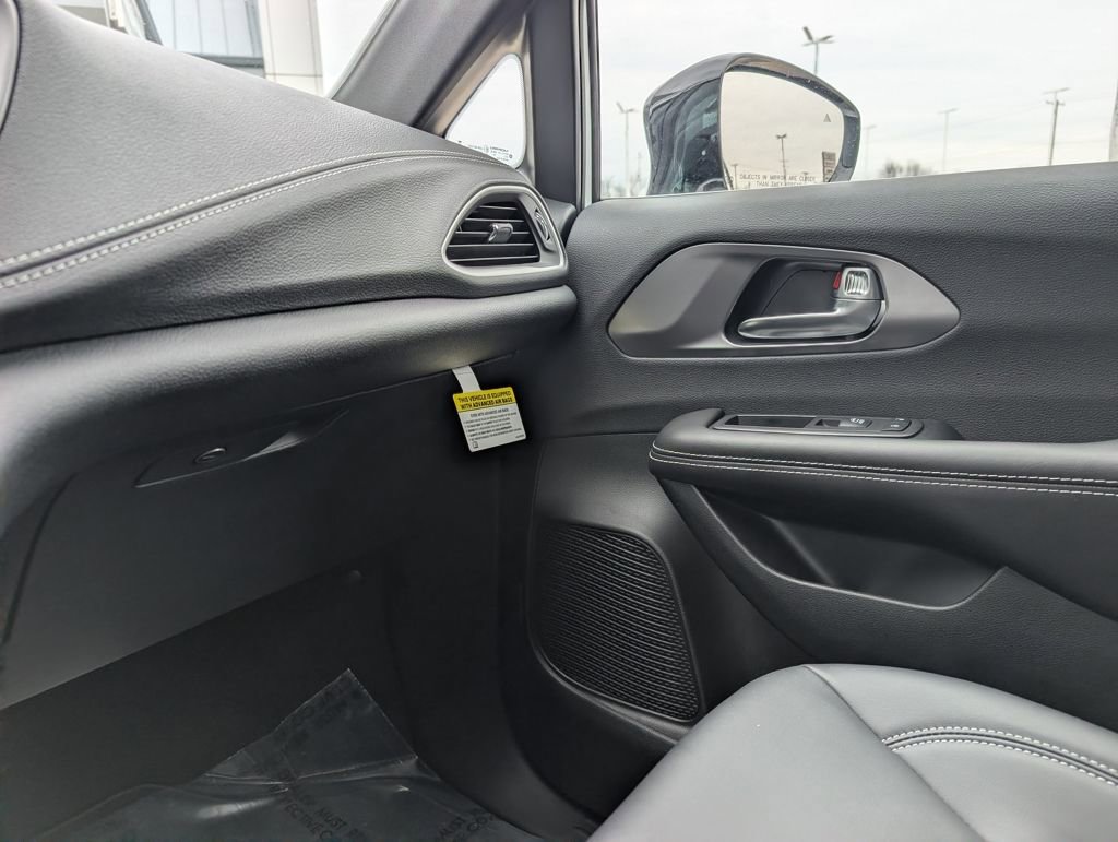 New 2026 Chrysler Pacifica Select AWD/4WD image 35