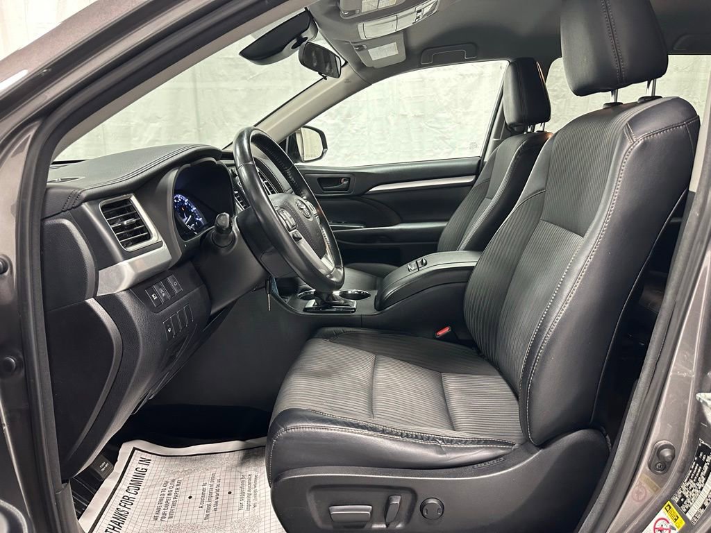 Used 2018 Toyota Highlander Plus w/ Carpet Mat Package (TMS) AWD/4WD image 12