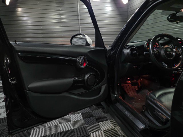 Used 2019 MINI Cooper 4-Door Hardtop image 31