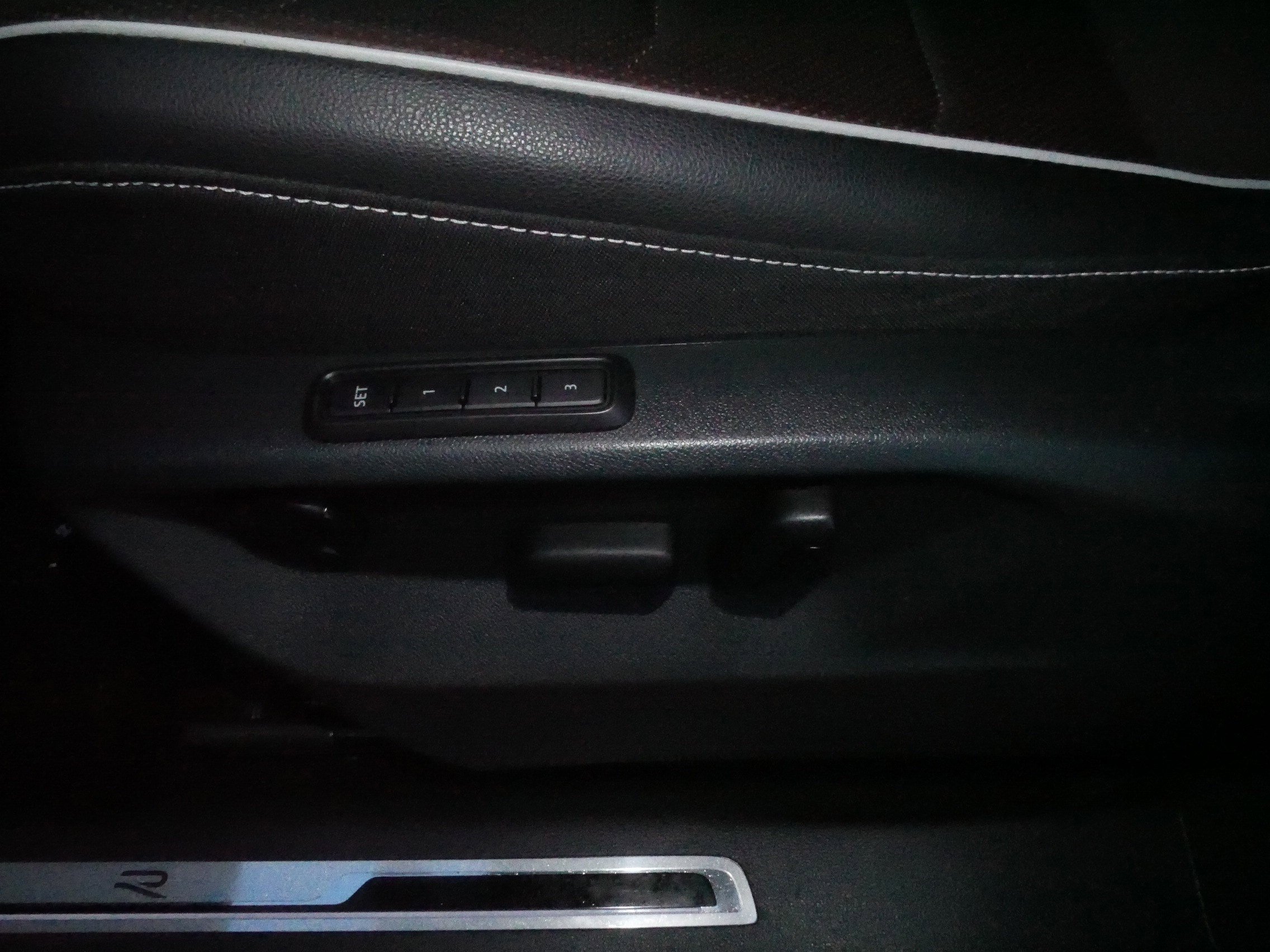 Certified 2022 Volkswagen Tiguan SEL R-Line image 20