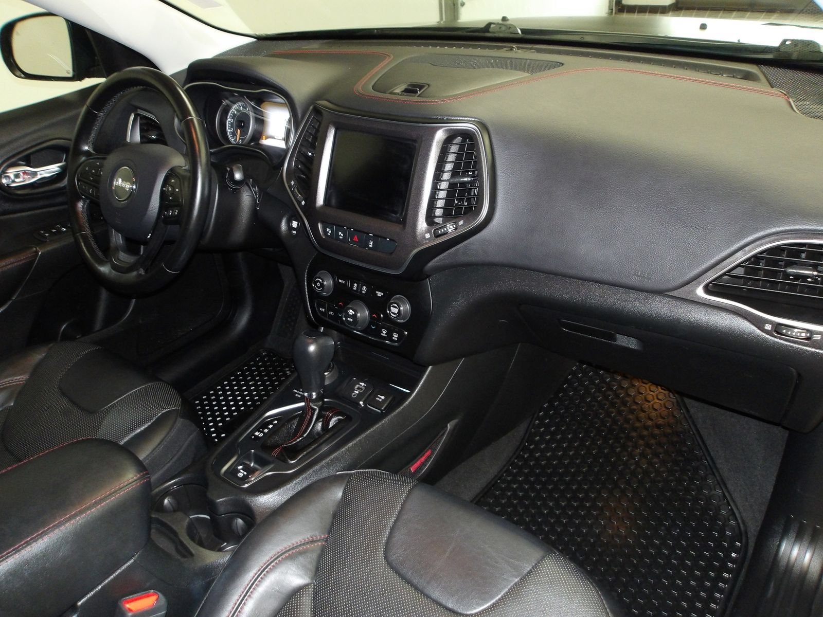 Used 2020 Jeep Cherokee Trailhawk AWD/4WD image 17