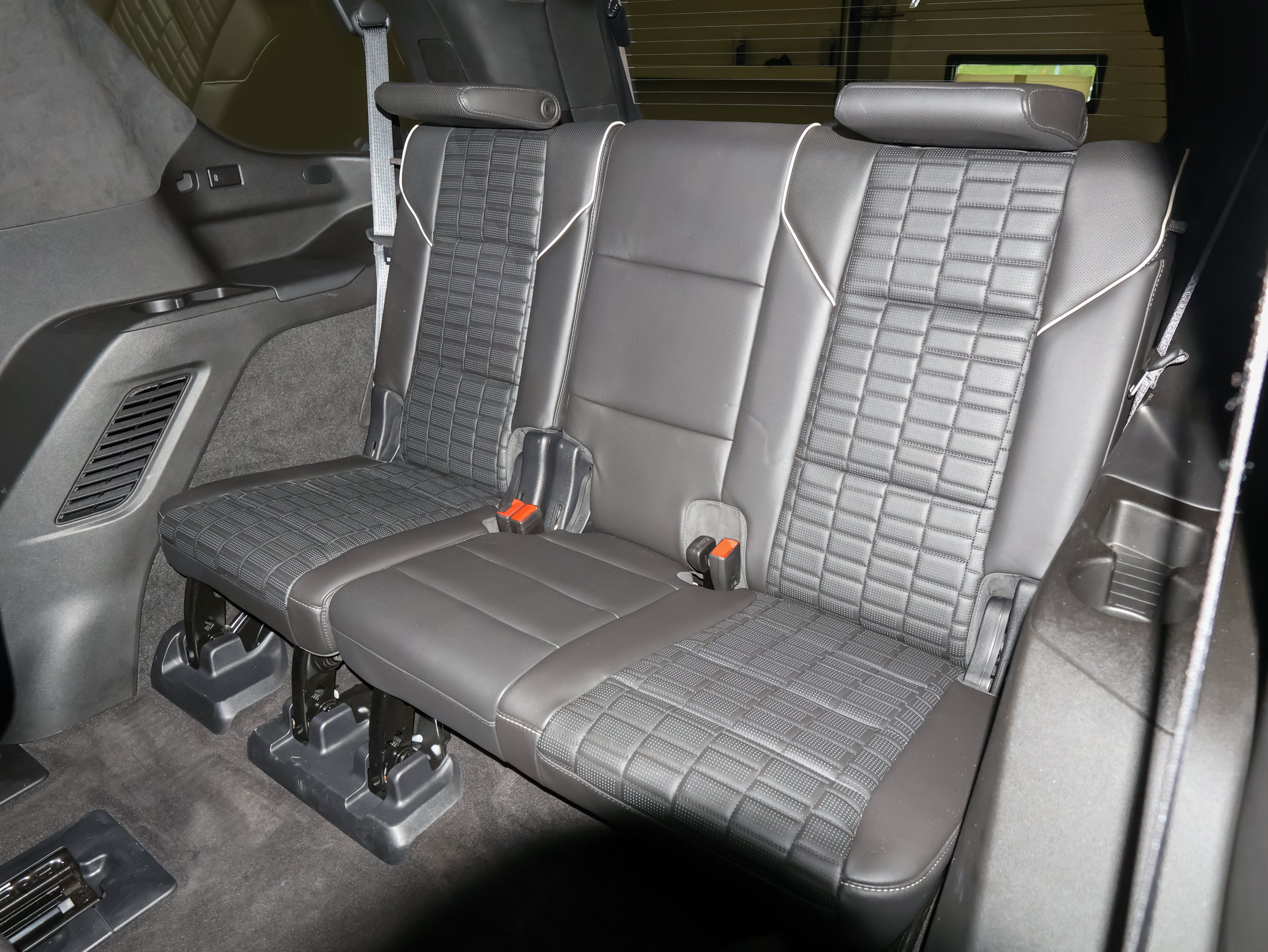 Used 2022 Cadillac Escalade Sport Platinum w/ LPO, ONYX Package AWD/4WD image 25