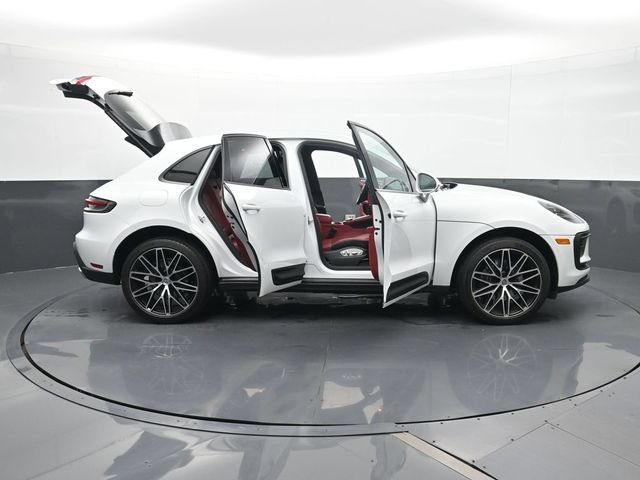 Certified 2025 Porsche Macan AWD/4WD image 33