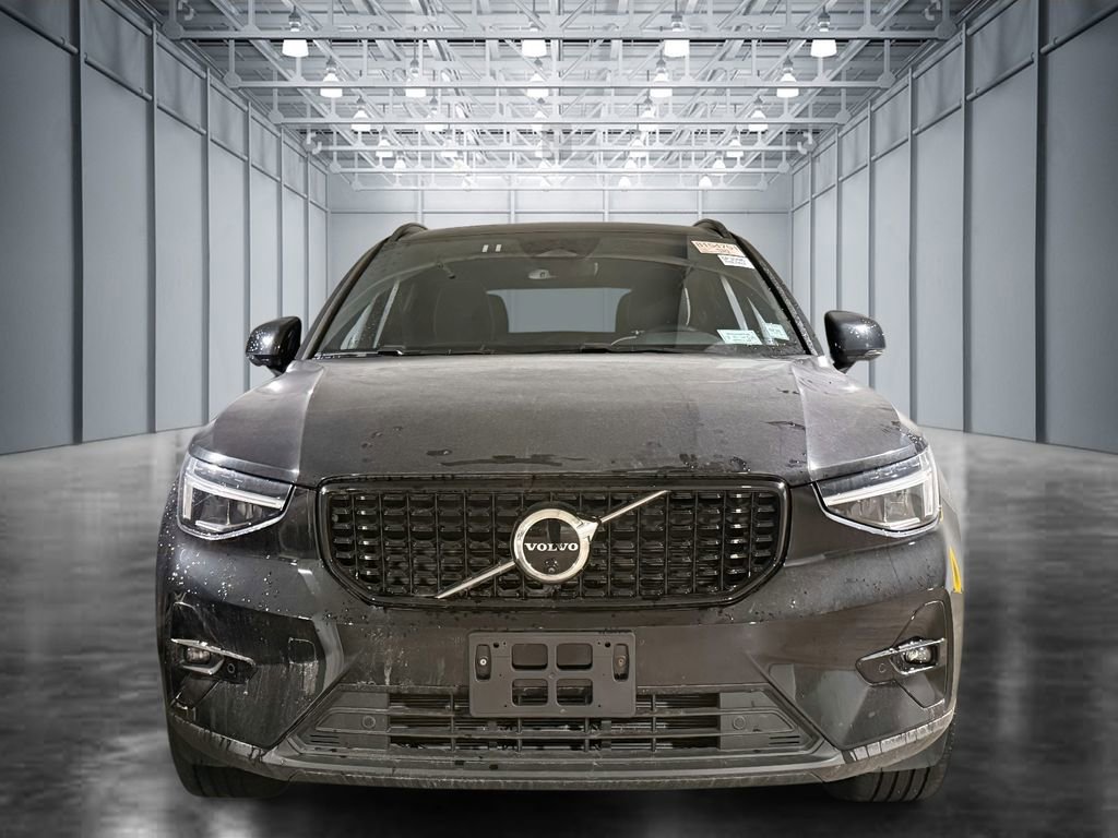 Used 2025 Volvo XC40 B5 Plus image 2