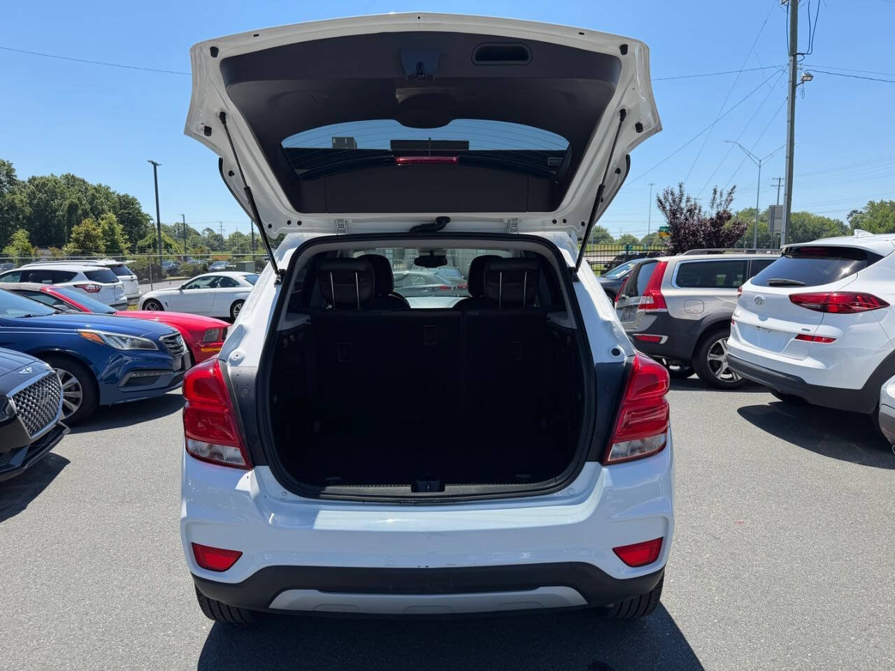 Used 2022 Chevrolet Trax LT w/ Redline Edition AWD/4WD image 15