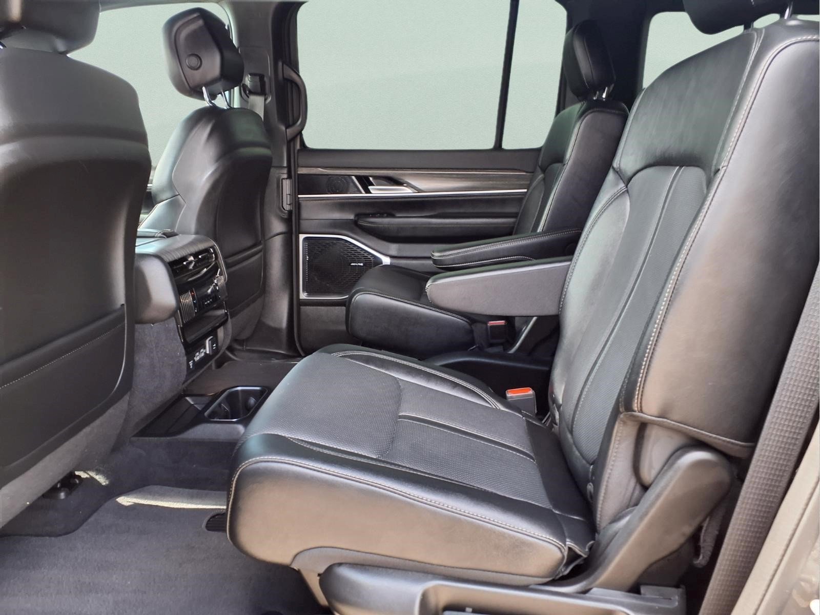 Used 2024 Jeep Wagoneer Series II w/ Flexible Seating Group AWD/4WD image 12