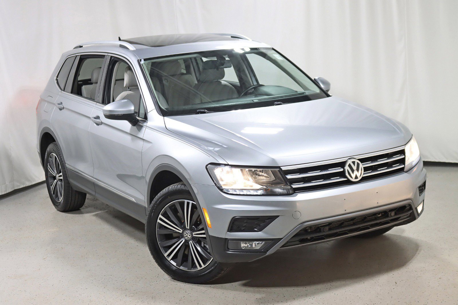 Used 2019 Volkswagen Tiguan SEL w/ 3rd Row Seat Package AWD/4WD image 6