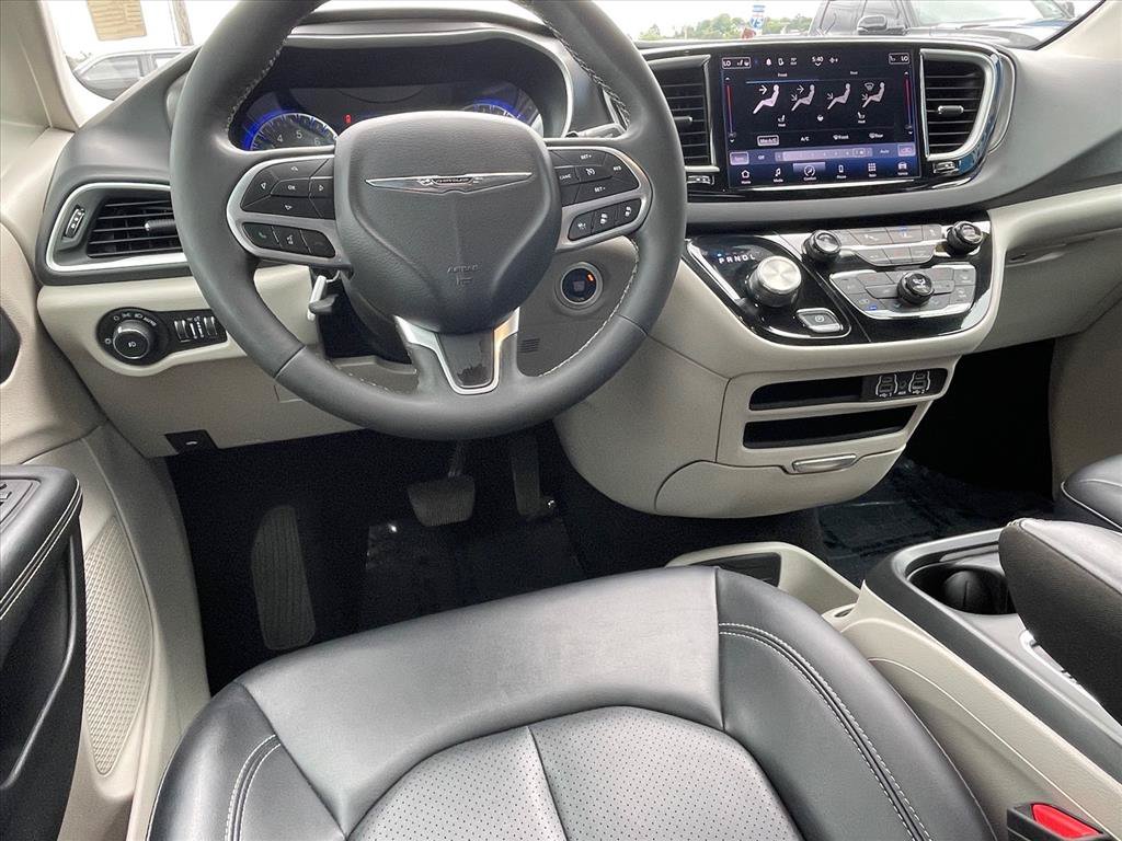 Used 2024 Chrysler Pacifica Touring-L FWD image 9