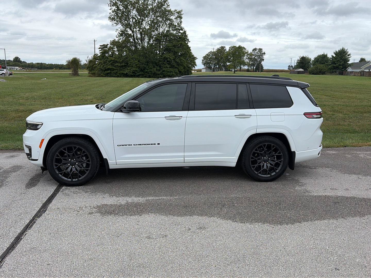 Used 2025 Jeep Grand Cherokee L Summit w/ Advanced Protech Group IV AWD/4WD image 2