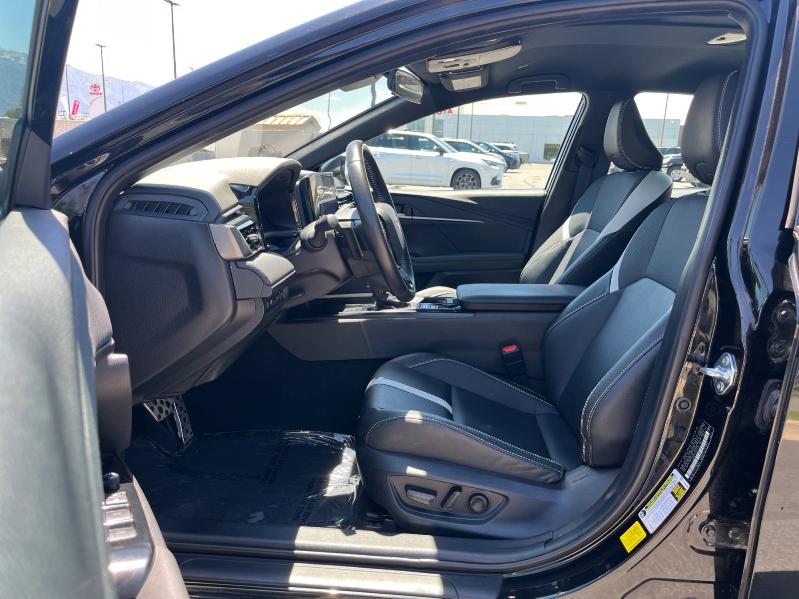 Used 2025 Toyota Camry SE FWD image 11