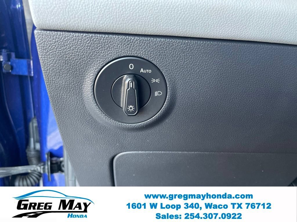 Used 2022 Volkswagen Taos SE w/ Panoramic Sunroof Package FWD image 17
