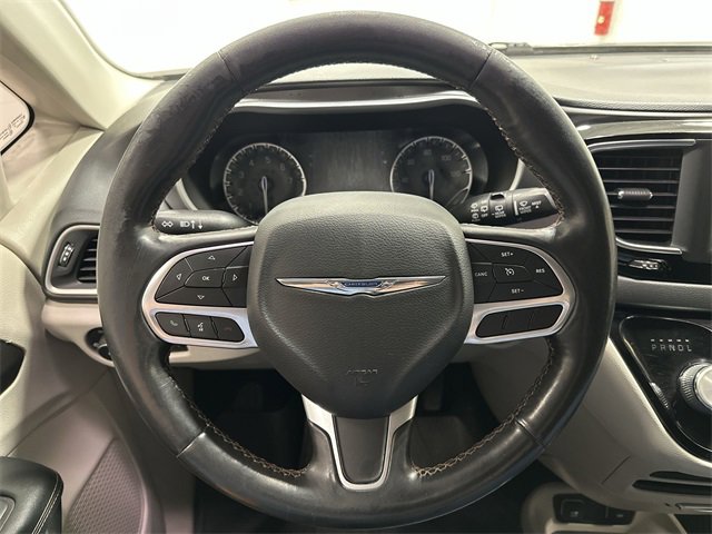 Used 2020 Chrysler Pacifica Touring-L image 18