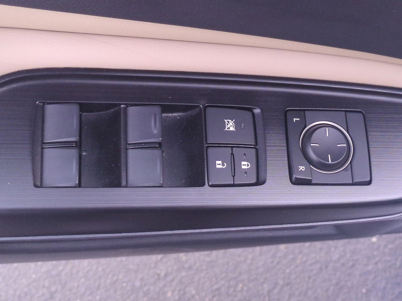 Used 2019 Lexus ES 300h w/ Luxury Package image 16