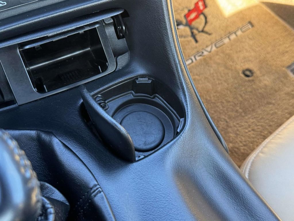 Used 2004 Chevrolet Corvette Coupe w/ Roof Package image 25