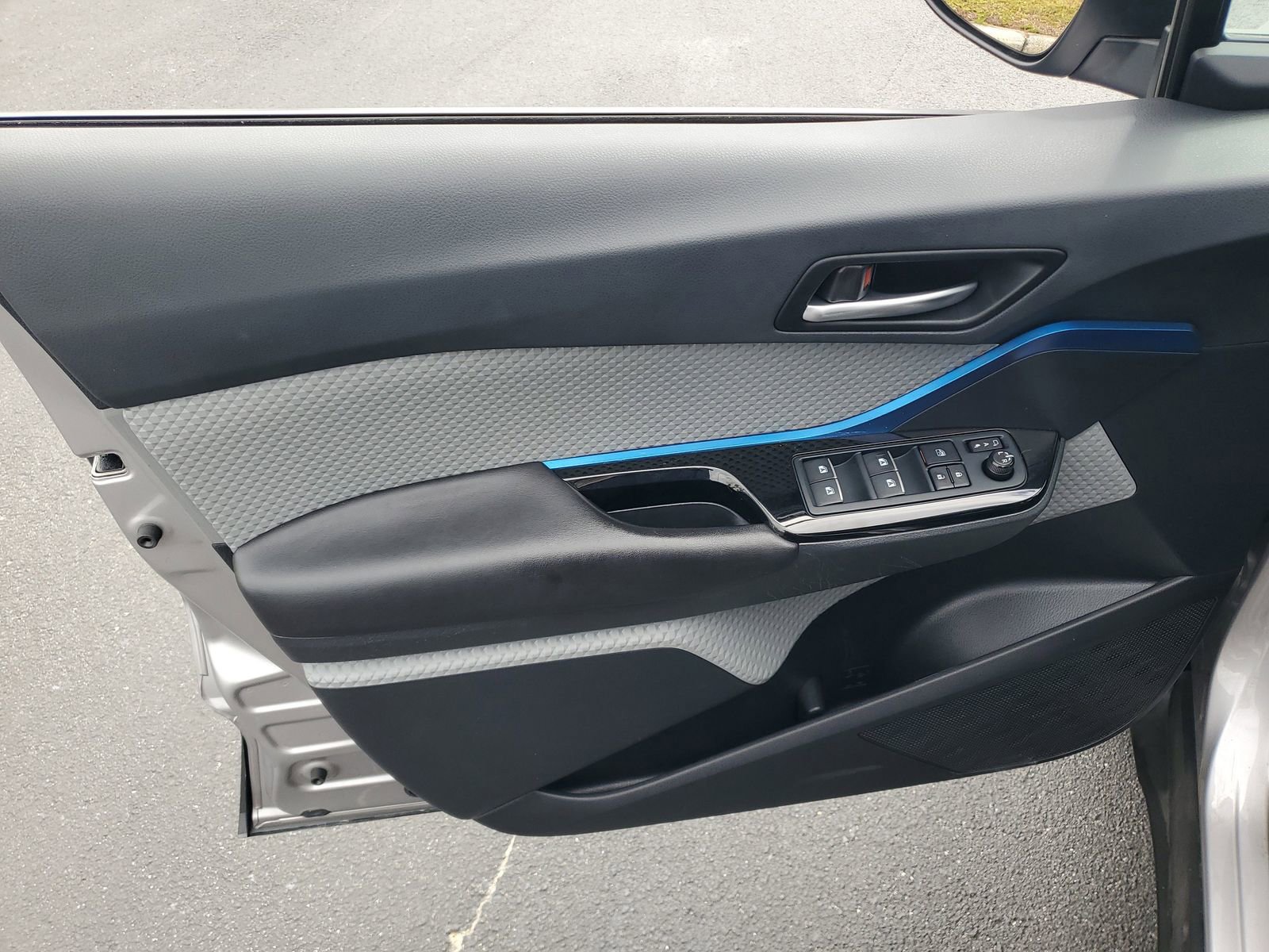 Used 2019 Toyota C-HR XLE FWD image 12