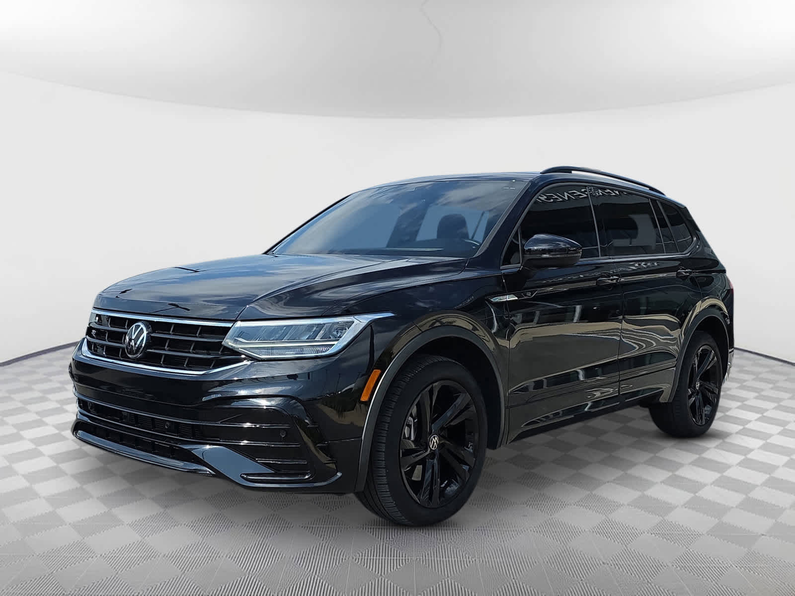 Used 2023 Volkswagen Tiguan SE R-Line image 3