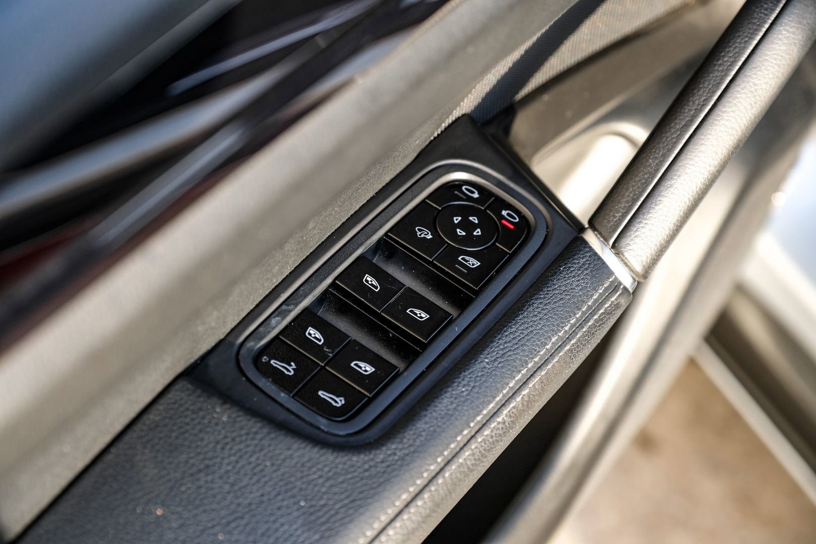 Used 2020 Porsche Cayenne image 40