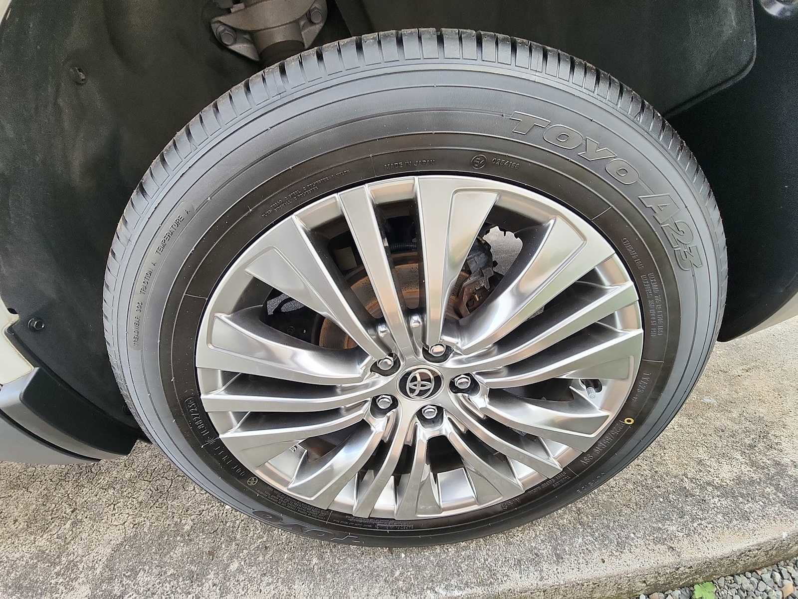 Used 2022 Toyota Venza XLE image 10