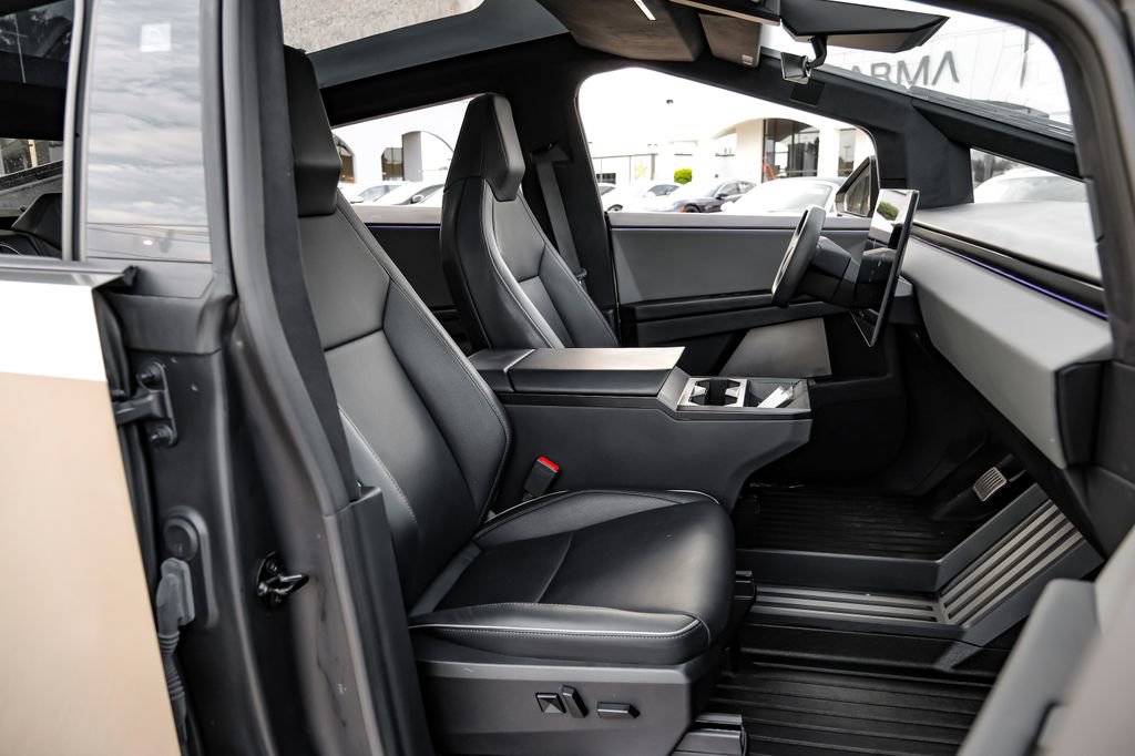 Used 2024 Tesla Cybertruck AWD Crew Cab image 40