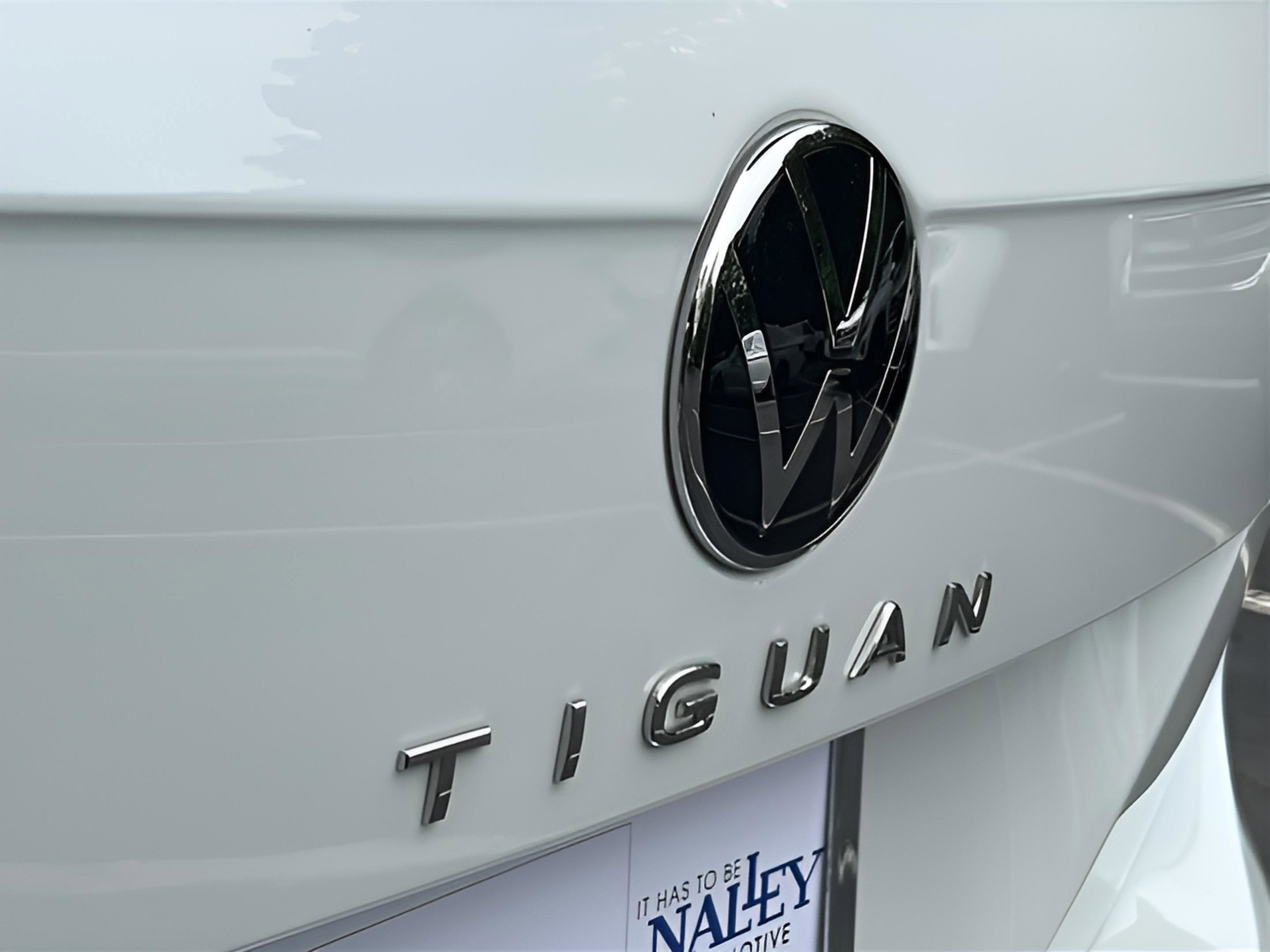 Used 2023 Volkswagen Tiguan SE w/ Panoramic Sunroof Package FWD image 30