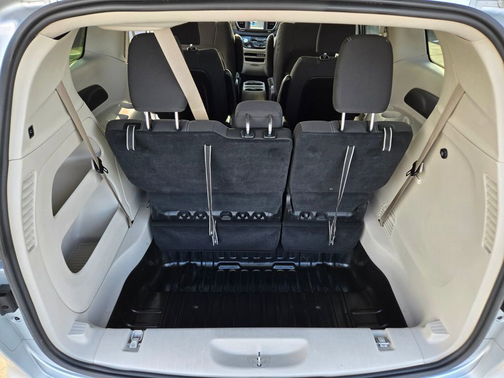 Used 2023 Chrysler Voyager LX image 13