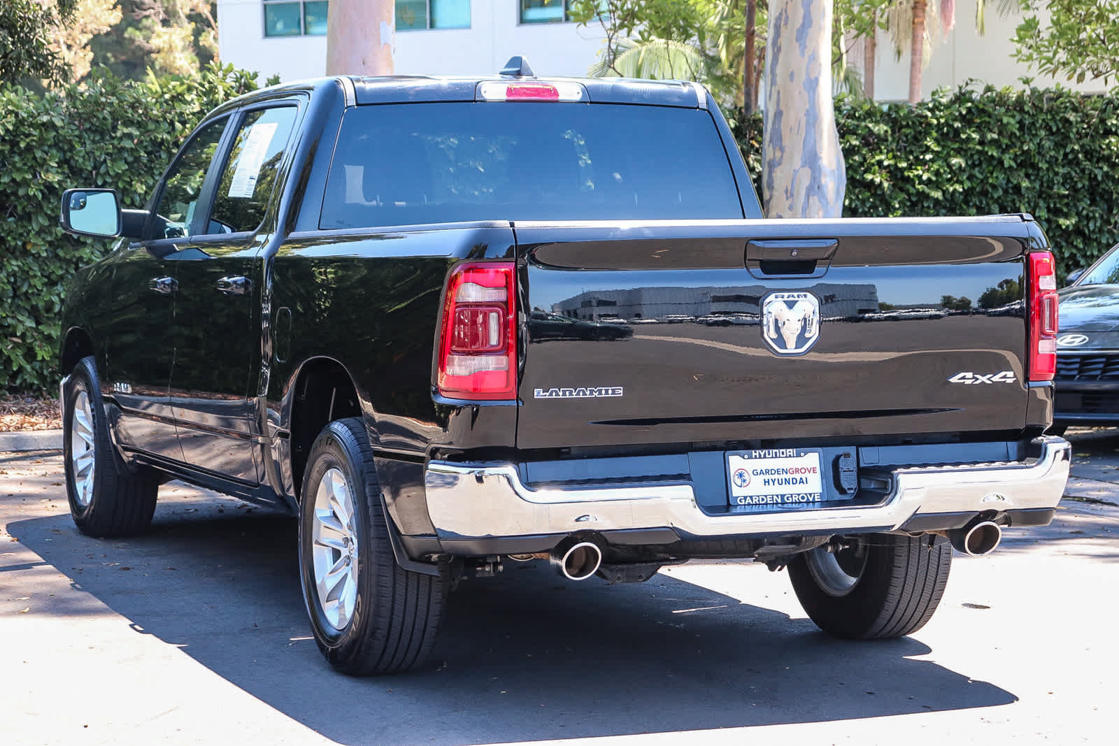 Used 2024 RAM 1500 Laramie AWD/4WD image 7