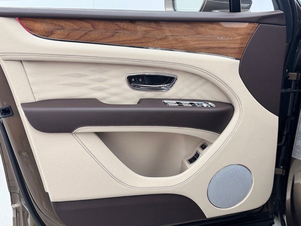 New 2025 Bentley Bentayga image 25