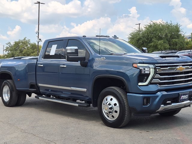 Used 2025 Chevrolet Silverado 3500 High Country w/ High Country Premium Package AWD/4WD image 3