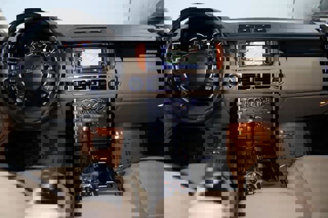 Used 2012 Land Rover Range Rover HSE image 2