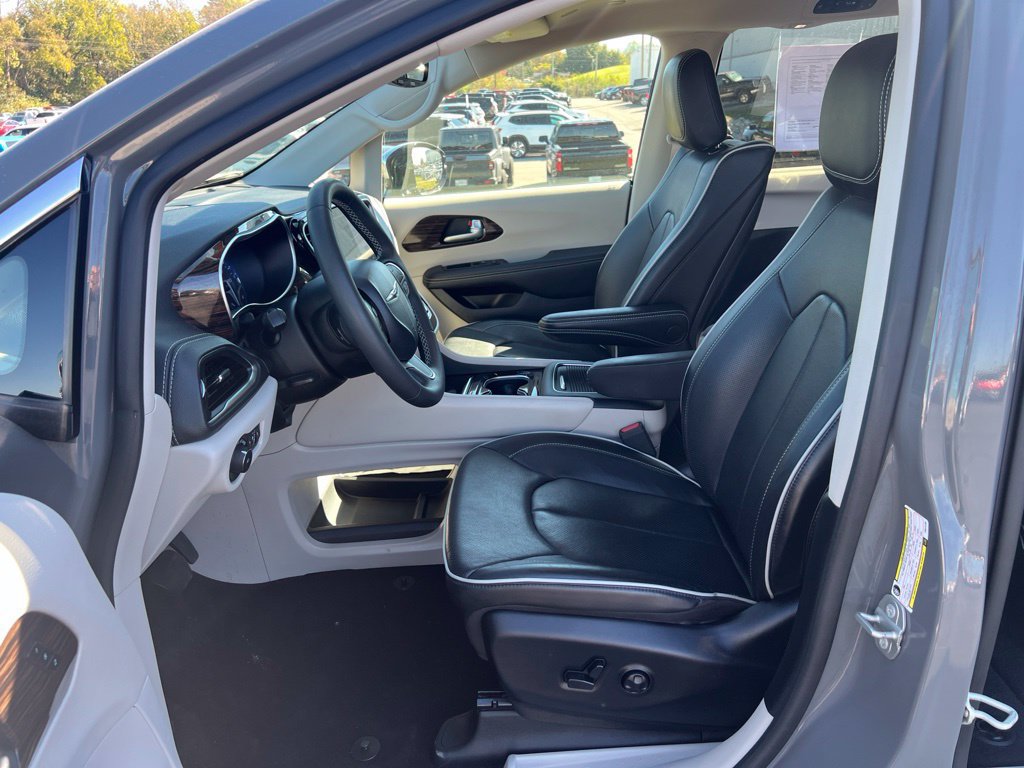Used 2023 Chrysler Pacifica Limited w/ Uconnect Theater Family Group FWD image 6