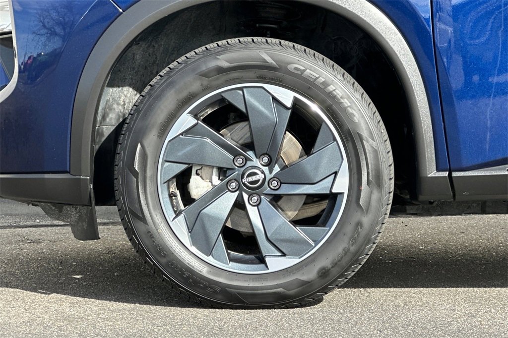 Used 2025 Nissan Rogue SV image 28