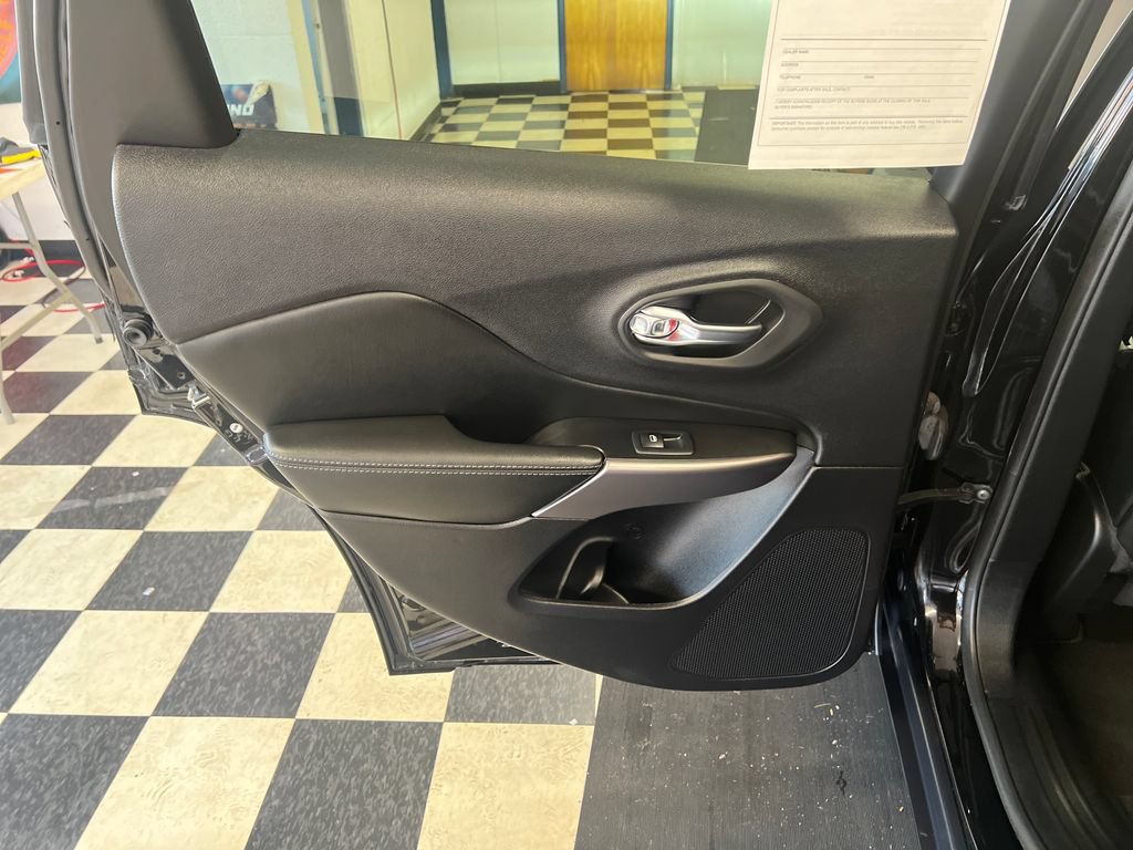 Used 2022 Jeep Cherokee Limited w/ Elite Package AWD/4WD image 38