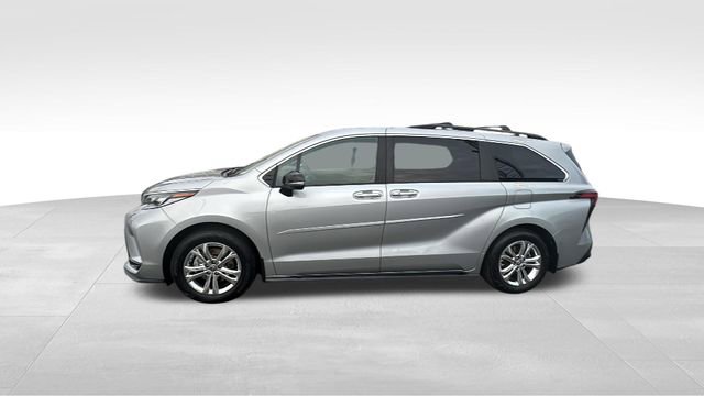 Used 2023 Toyota Sienna XSE image 3