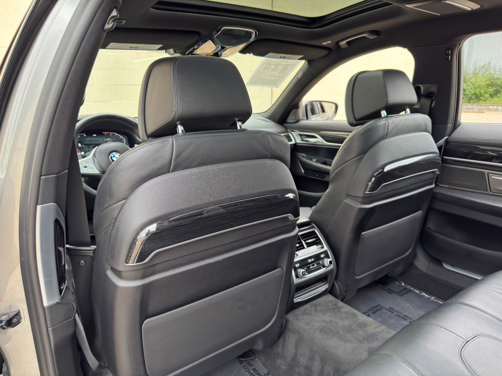 Used 2022 BMW 740i w/ M Sport Package RWD image 41