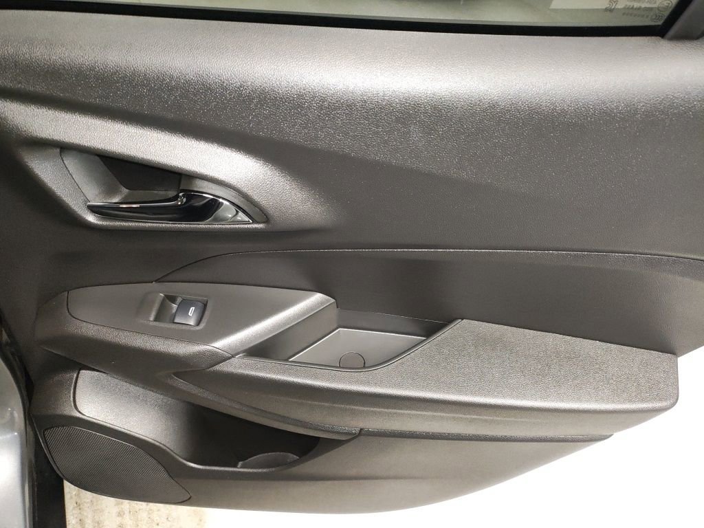 Used 2025 Chevrolet Trax LT w/ Sunroof Package image 13