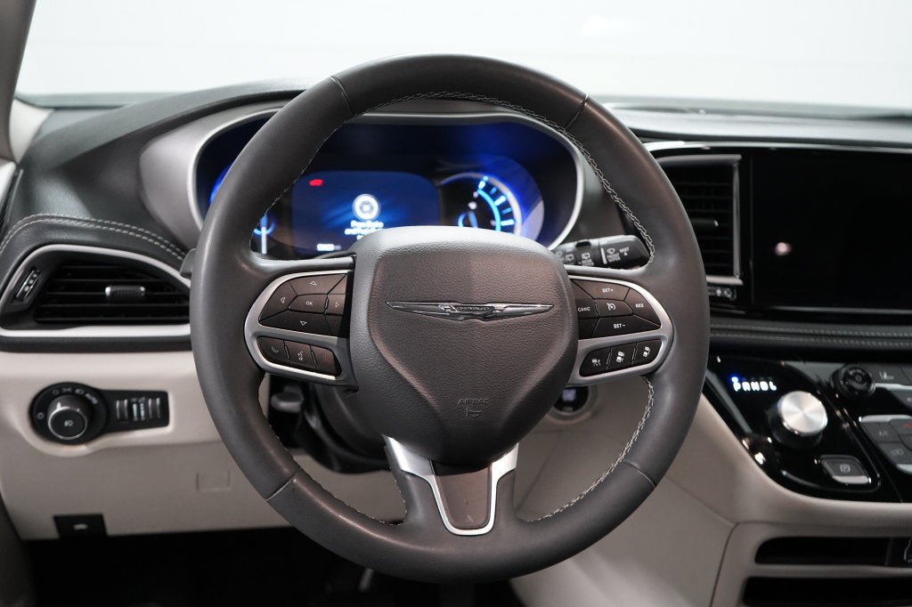 Used 2024 Chrysler Pacifica Limited FWD image 12