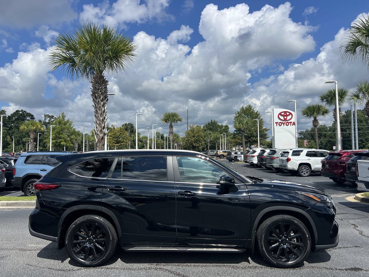 Used 2023 Toyota Highlander XLE FWD image 11