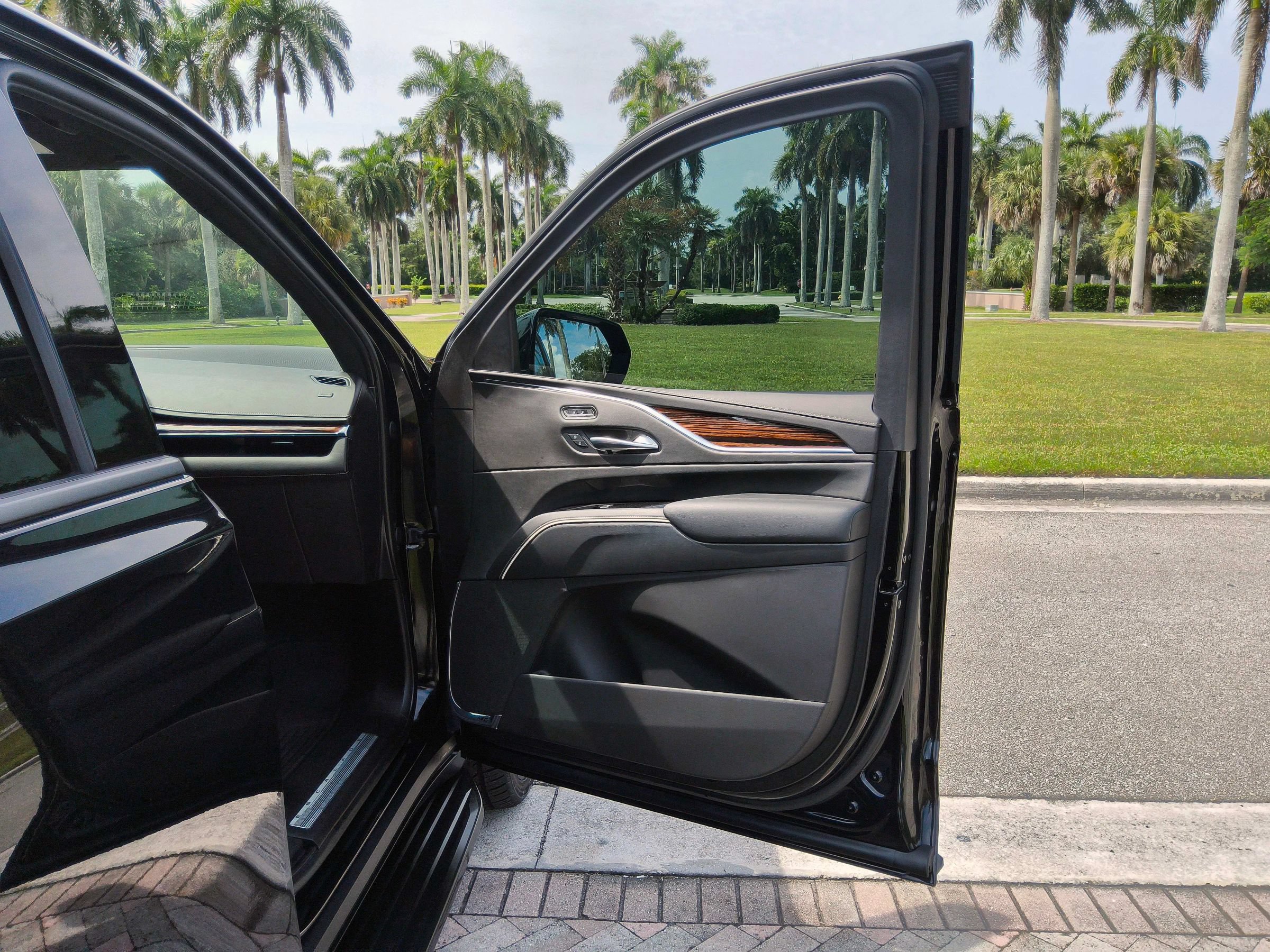 Used 2023 Cadillac Escalade ESV Luxury AWD/4WD image 38