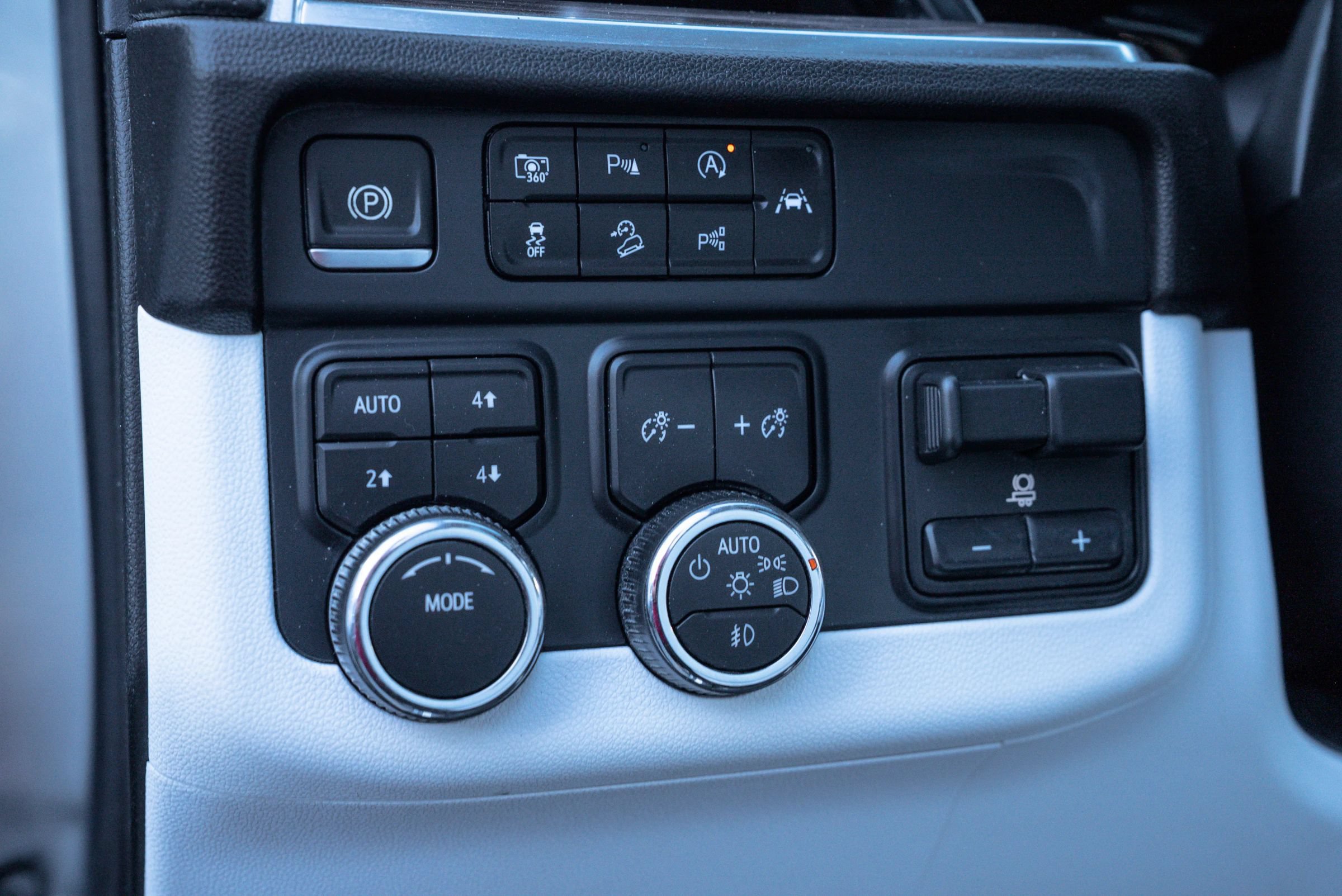 Used 2025 Chevrolet Suburban Premier AWD/4WD image 30