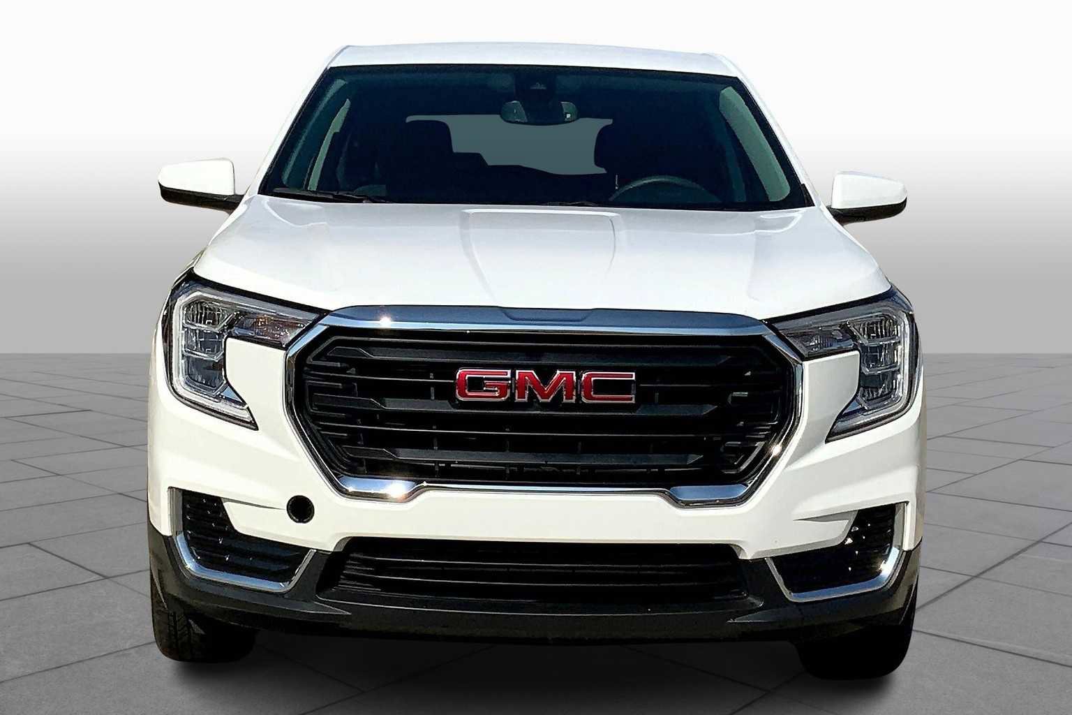 Used 2024 GMC Terrain SLE image 3