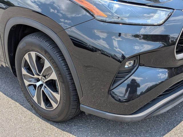 Used 2022 Toyota Highlander XLE FWD image 2