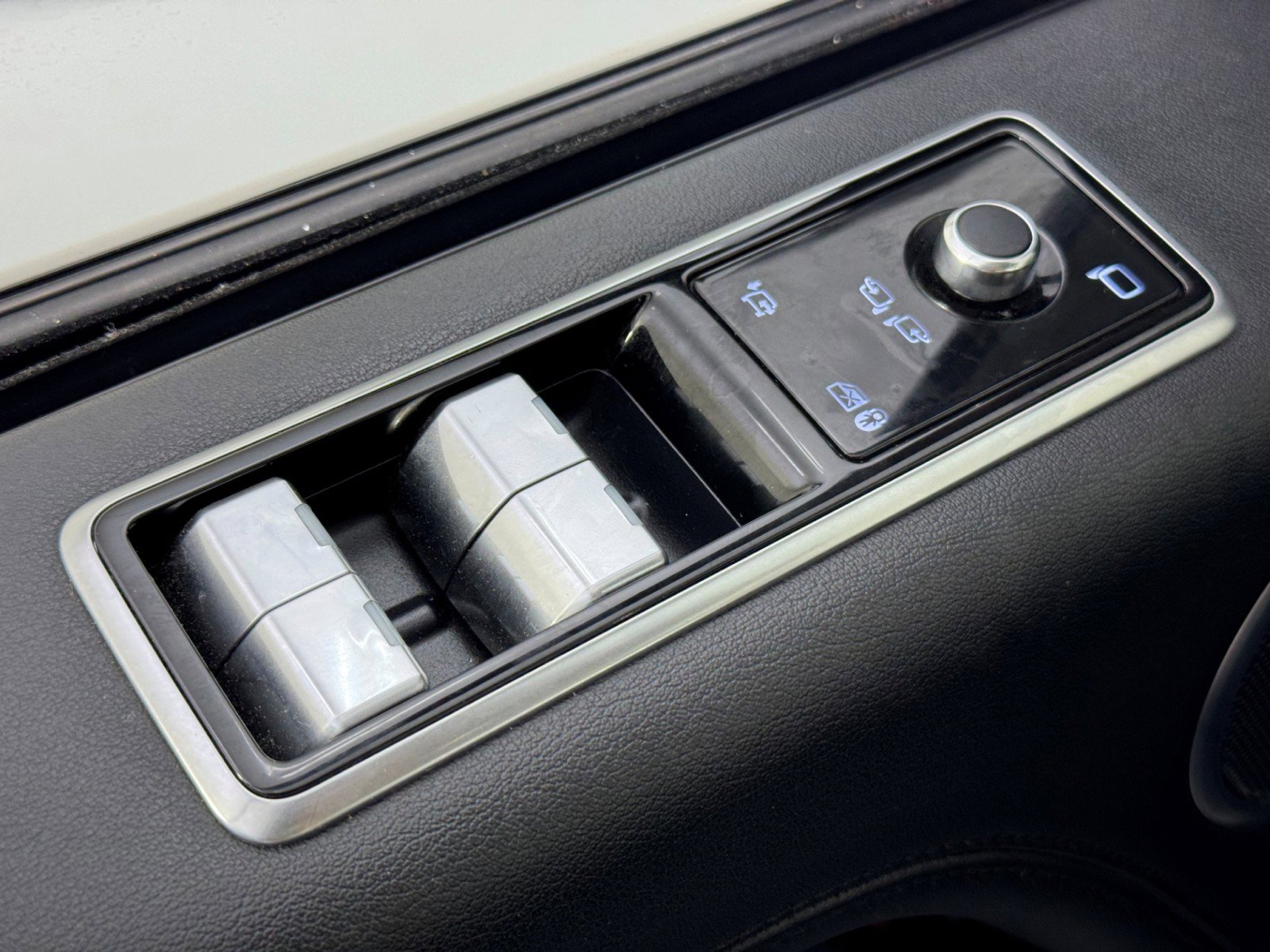 Used 2020 Land Rover Range Rover HSE image 18