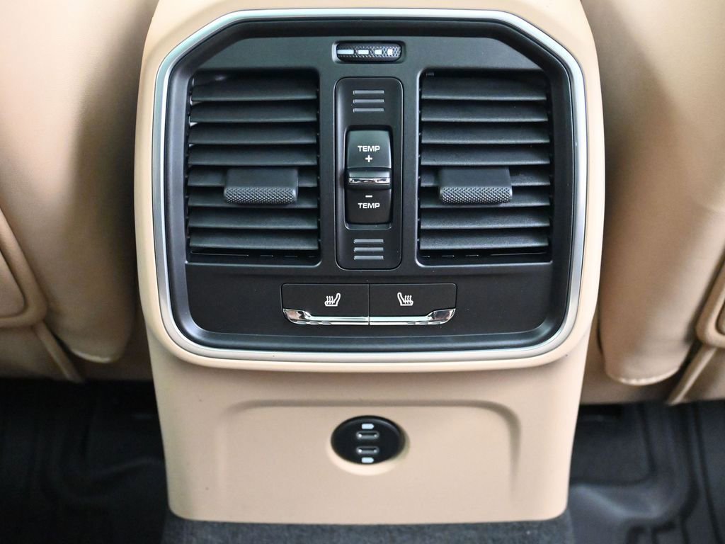 Certified 2026 Porsche Macan AWD/4WD image 8