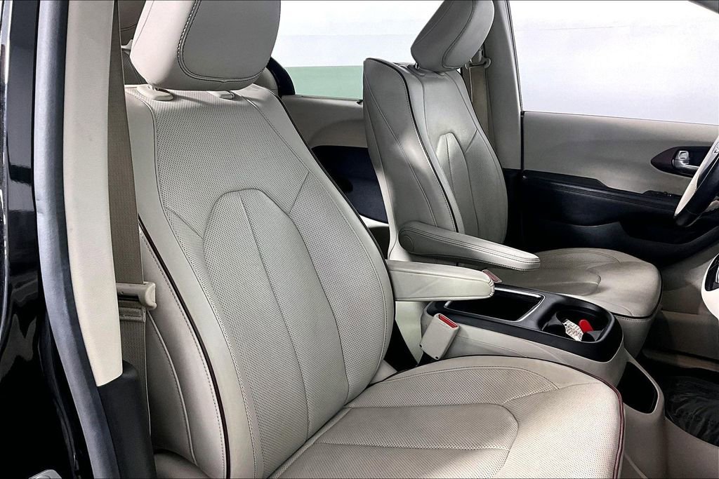 Used 2017 Chrysler Pacifica Limited w/ UConnect Theater Package FWD image 7