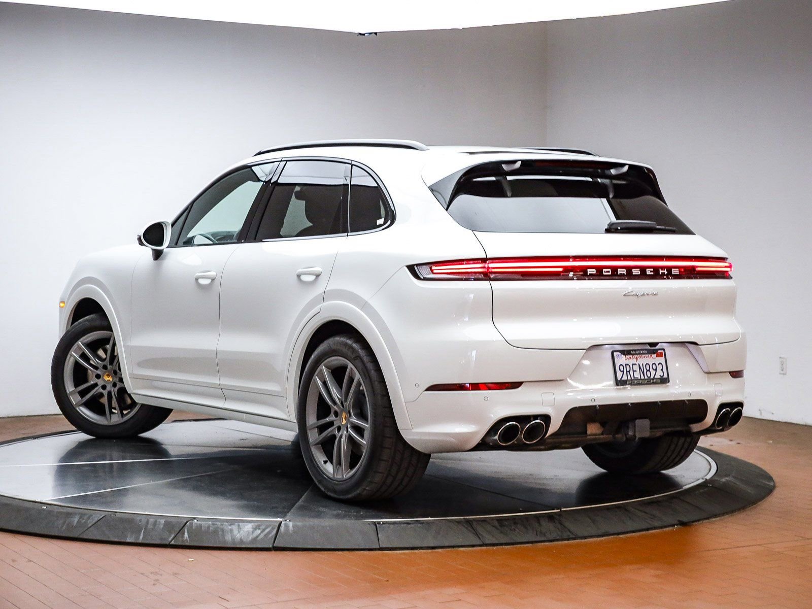 Certified 2025 Porsche Cayenne image 3