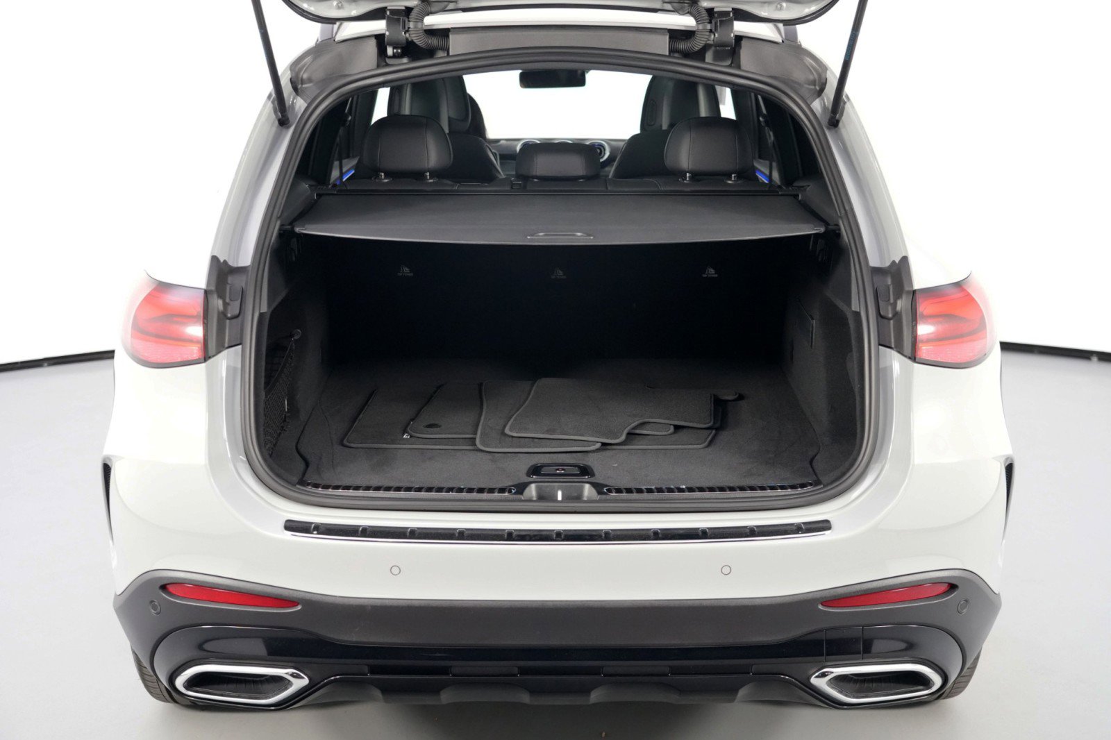 Used 2025 Mercedes-Benz GLC 300 4MATIC w/ AMG Line image 10